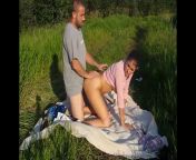 На природе трахает свою красивую подругу